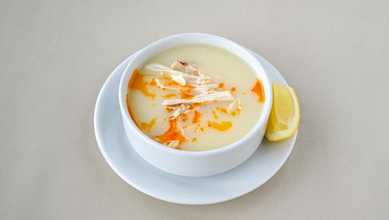 Ciorba de burtă falsă de pui într-un bol alb