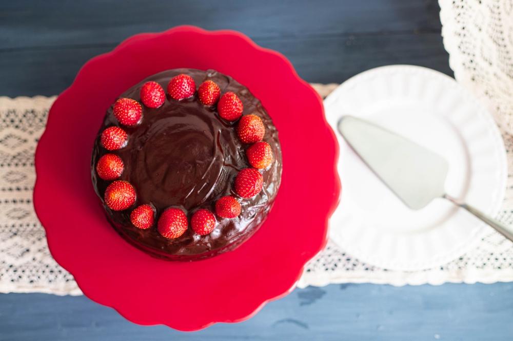 Tort cu ciocolată și căpșuni. Pașii ca să-ți iasă mai bun ca la cofetărie