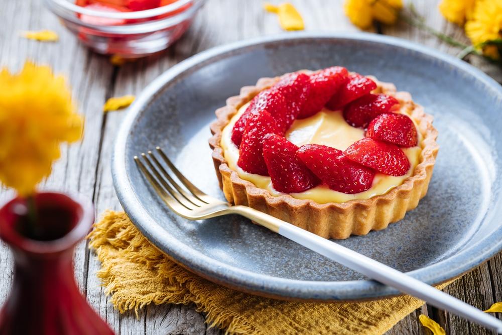 Tartă cu cremă de vanilie și căpșuni. Pașii simpli de pregătire