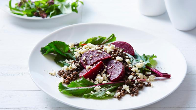 Salata de sfeclă și linte pe o farfurie alba