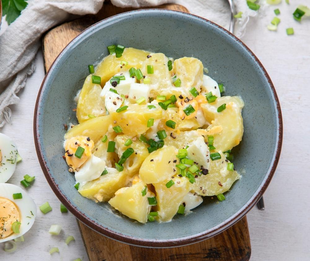 Salata de cartofi noi și ouă  într-un bol gri