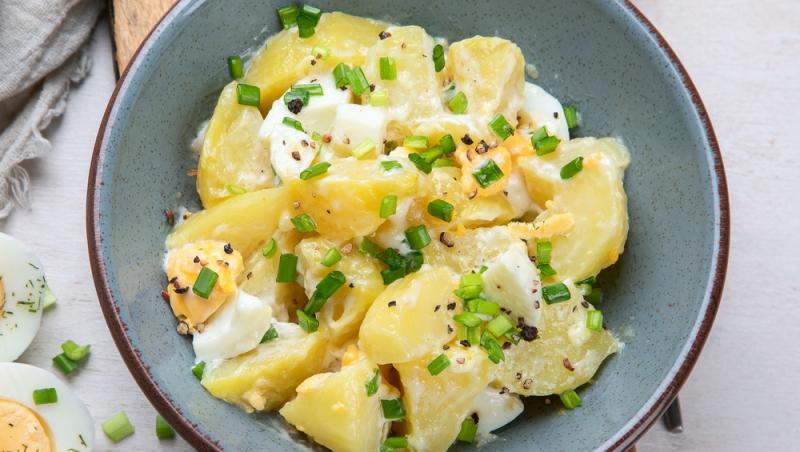 Salata de cartofi noi și ouă  într-un bol gri