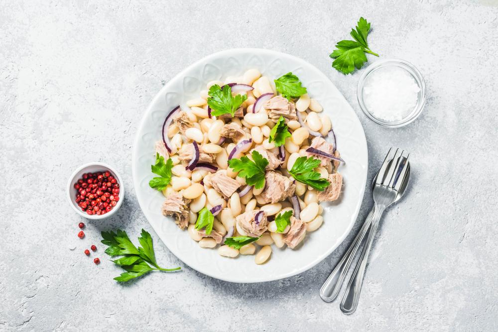 Salata de ton și fasole albă într-o farfurie alba