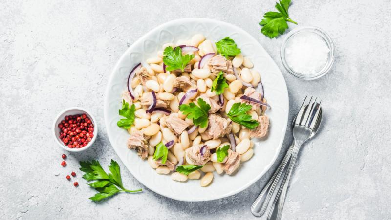 Salata de ton și fasole albă este foarte bogată în proteine și grăsimi sănătoase