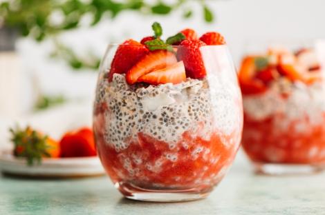 Budincă de chia cu căpșuni. Desertul delicios cu care să-ți începi ziua