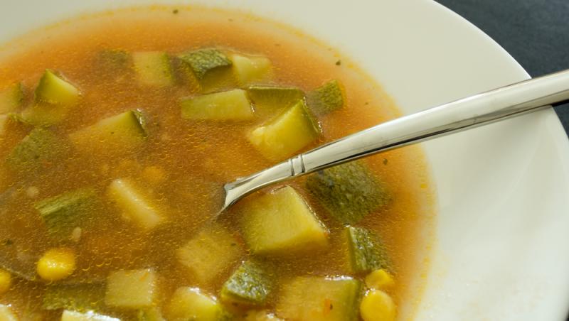 Reţete ciorbe uşoare pentru vară. Ce poţi să prepari rapid şi gustos