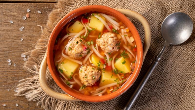 Reţete ciorbe uşoare pentru vară. Ce poţi să prepari rapid şi gustos