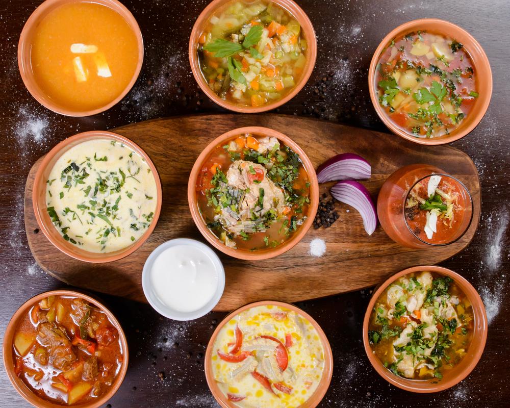 mai multe boluri cu ciorbă de vară