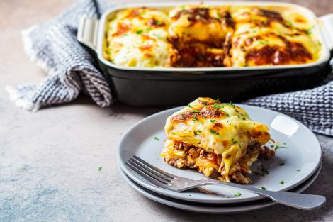 Reţetă de musaca grecească. Cum se găteşte un preparat autentic delicios