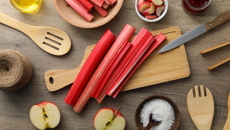 tije de rubarbă pe un tocător