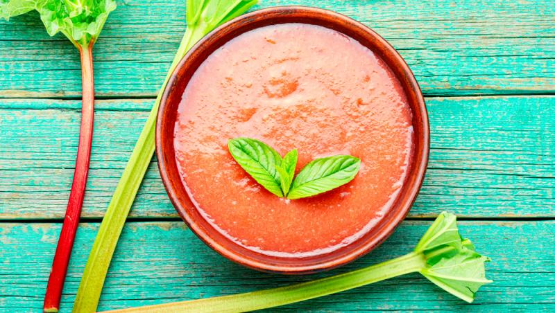 Rețete delicioase cu rubarbă. Cum o poți integra în mâncare și prăjituri