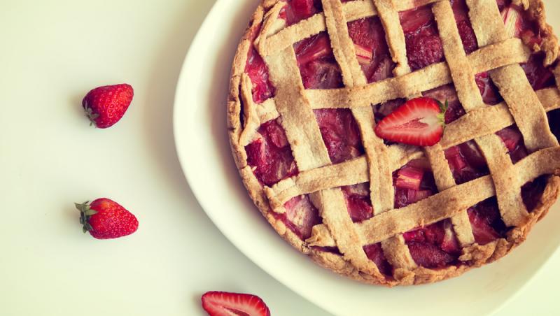 Rețete delicioase cu rubarbă. Cum o poți integra în mâncare și prăjituri