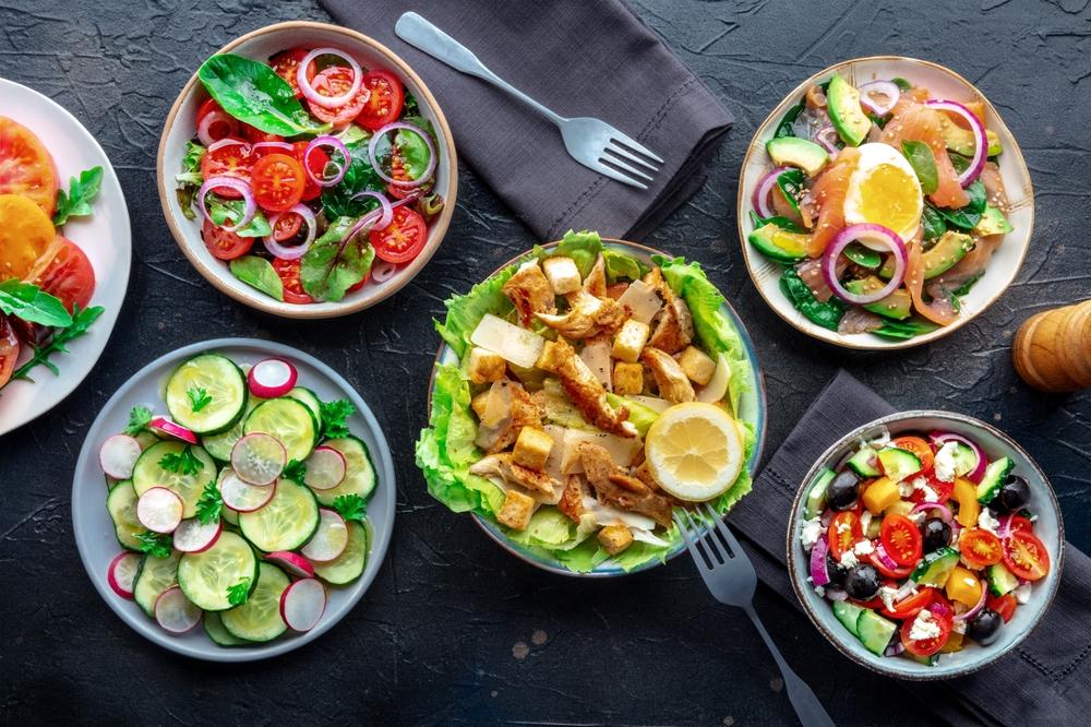 mai multe salate pe o masă