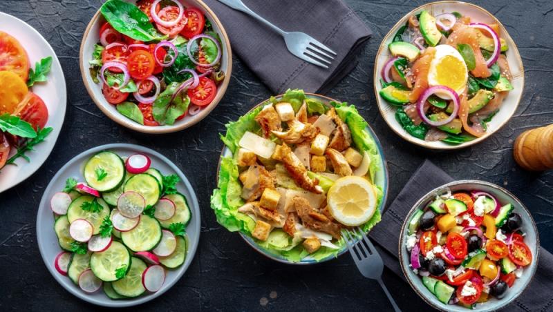 O masă vibrantă cu salate proaspete, colorate și pline de arome de sezon