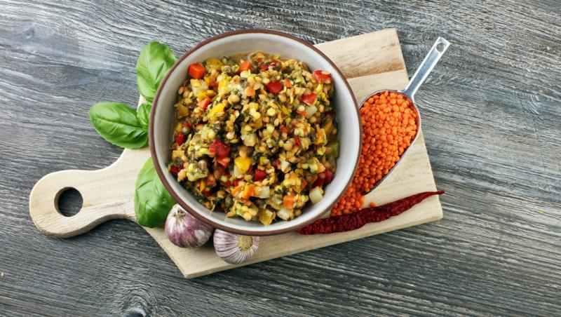 Salată caldă de linte cu legume sotate și verdeață proaspătă, un preparat reconfortant și plin de savoare