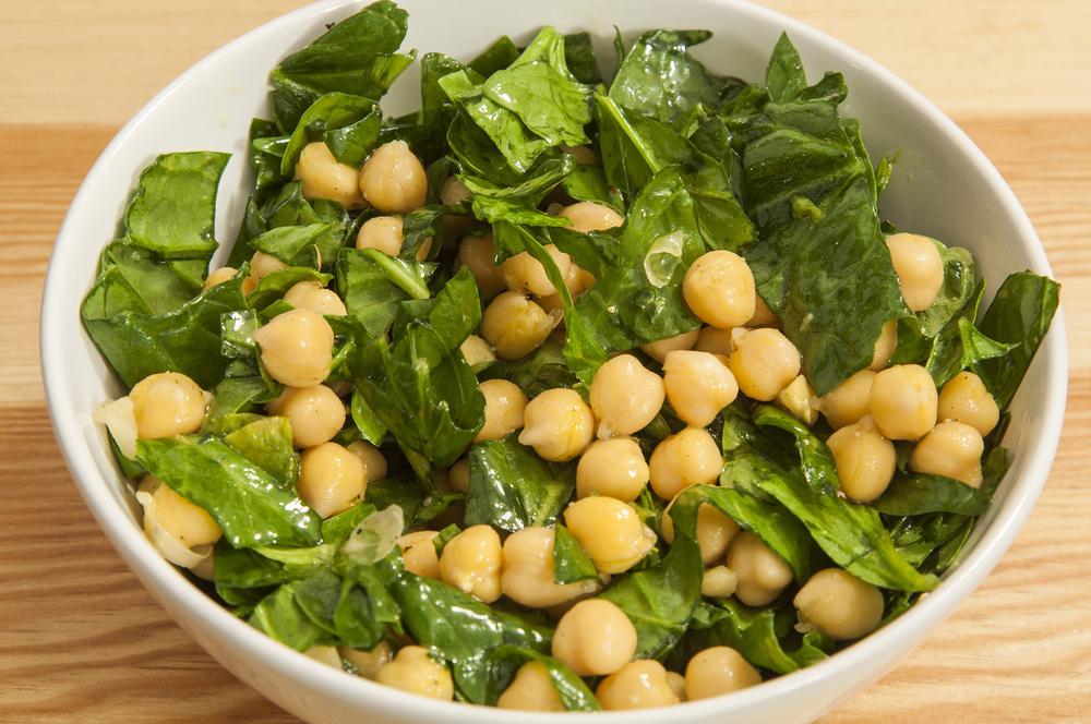 Salată cu năut, spanac și dressing de tahini într-un castron