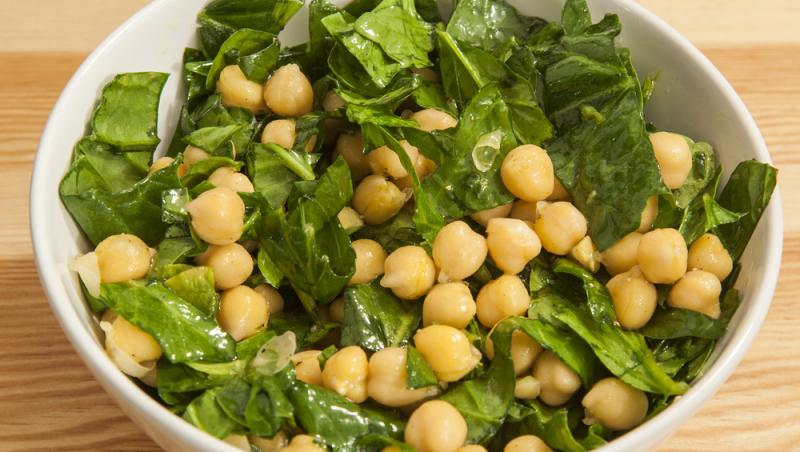 Salată hrănitoare cu năut, frunze fragede de spanac și dressing cremos de tahini, ideală pentru un prânz plin de energie