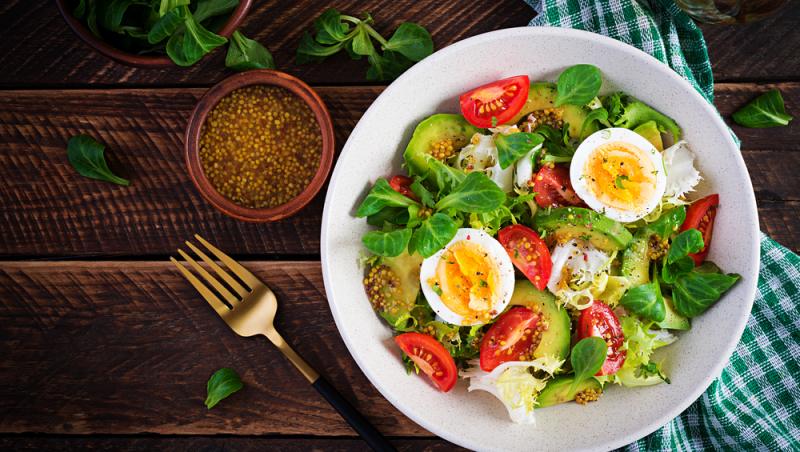 Salată hrănitoare cu ouă fierte, avocado cremos și legume crocante, bogată în proteine și grăsimi sănătoase ideale pentru un prânz echilibrat