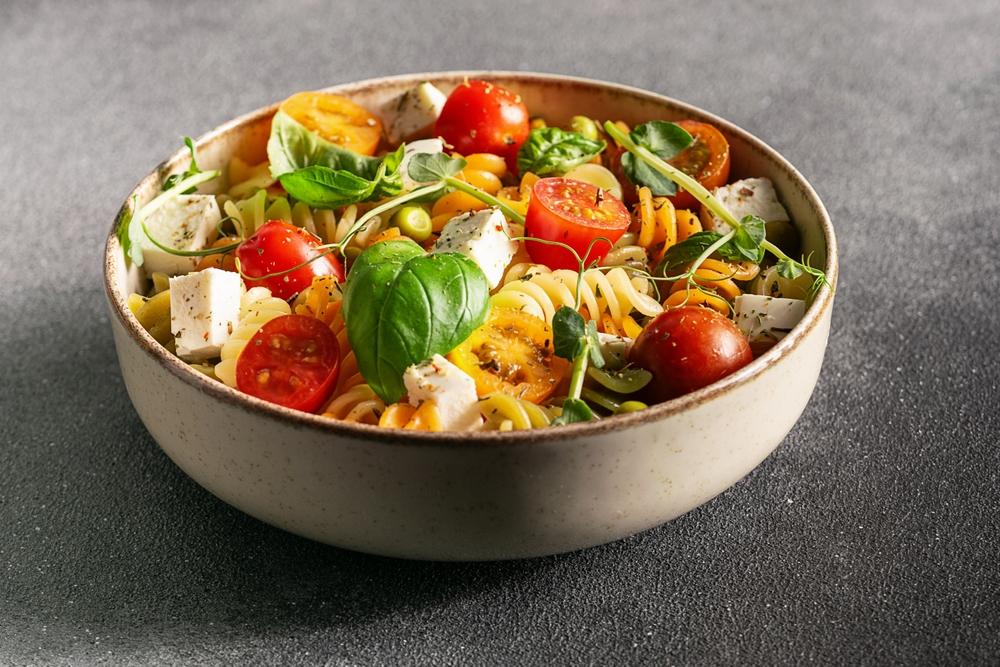 Salată de paste reci cu legume și feta