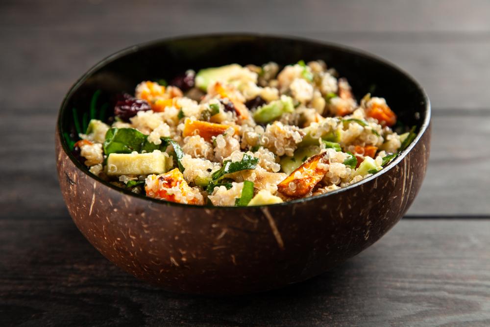 Salată cu quinoa, avocado și legume crocante într-un bol