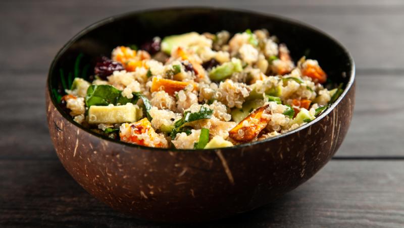 Salată fresh cu quinoa, avocado cremos și legume crocante, perfectă pentru un prânz sănătos și sățios