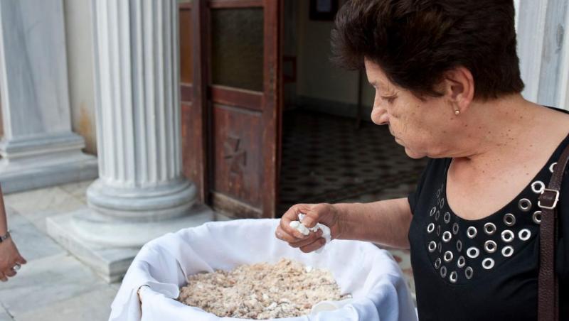 Ce obiecte se dau de pomană de Moșii de vară 2025. Cele mai cunoscute obiceiuri de Sâmbata Morților