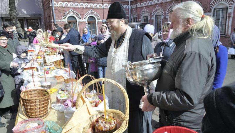 Ce obiecte se dau de pomană de Moșii de vară 2025. Cele mai cunoscute obiceiuri de Sâmbata Morților