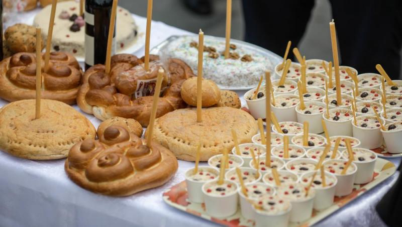 Ce obiecte se dau de pomană de Moșii de vară 2025. Cele mai cunoscute obiceiuri de Sâmbata Morților