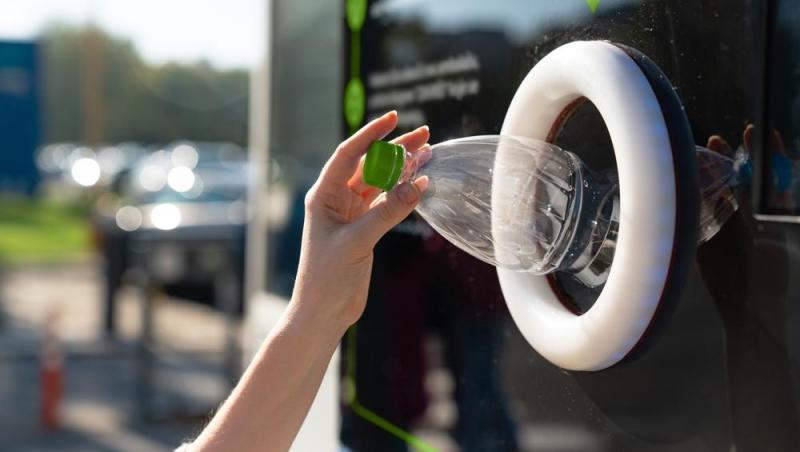 Cum a reușit un bărbat din Chitila să scoată peste 700.000 lei cu o singură sticlă returnată. A „fentat” aparatele