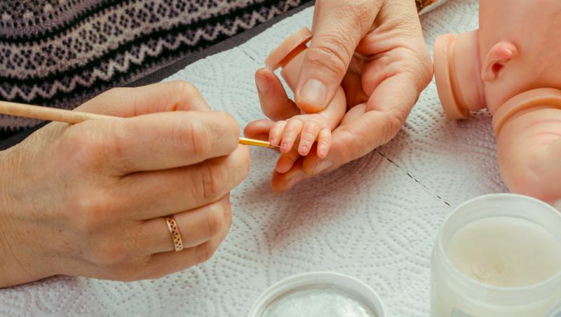 De la terapie la afacere. Păpușile „reborn” au creat controverse la nivel mondial. Ce spun oamenii despre acest fenomen