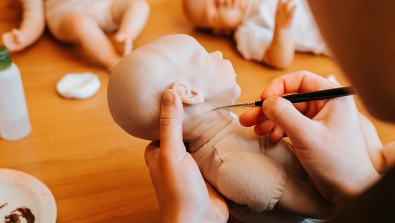 De la terapie la afacere. Păpușile „reborn” au creat controverse la nivel mondial. Ce spun oamenii despre acest fenomen