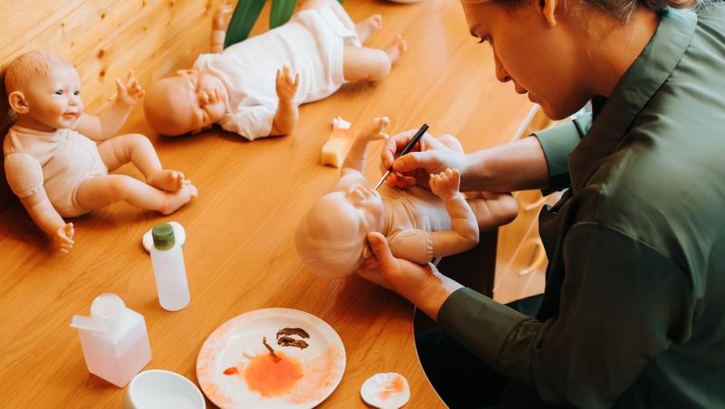 De la terapie la afacere. Păpușile „reborn” au creat controverse la nivel mondial. Ce spun oamenii despre acest fenomen