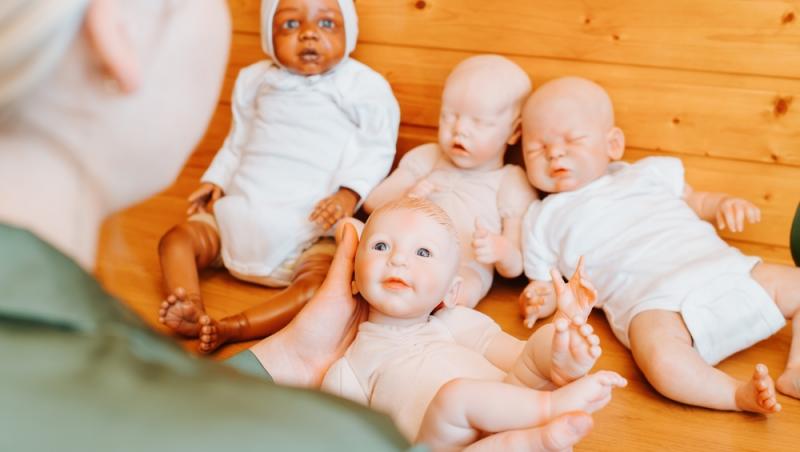 De la terapie la afacere. Păpușile „reborn” au creat controverse la nivel mondial. Ce spun oamenii despre acest fenomen