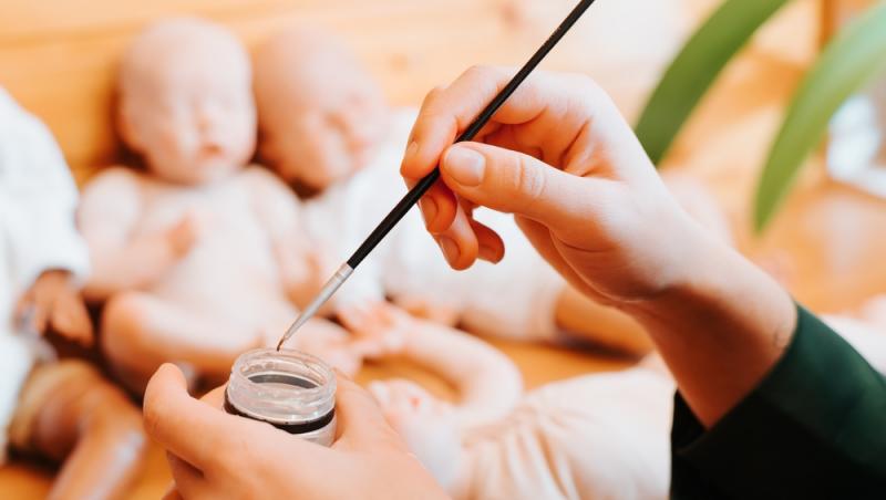 De la terapie la afacere. Păpușile „reborn” au creat controverse la nivel mondial. Ce spun oamenii despre acest fenomen