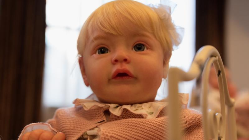 De la terapie la afacere. Păpușile „reborn” au creat controverse la nivel mondial. Ce spun oamenii despre acest fenomen