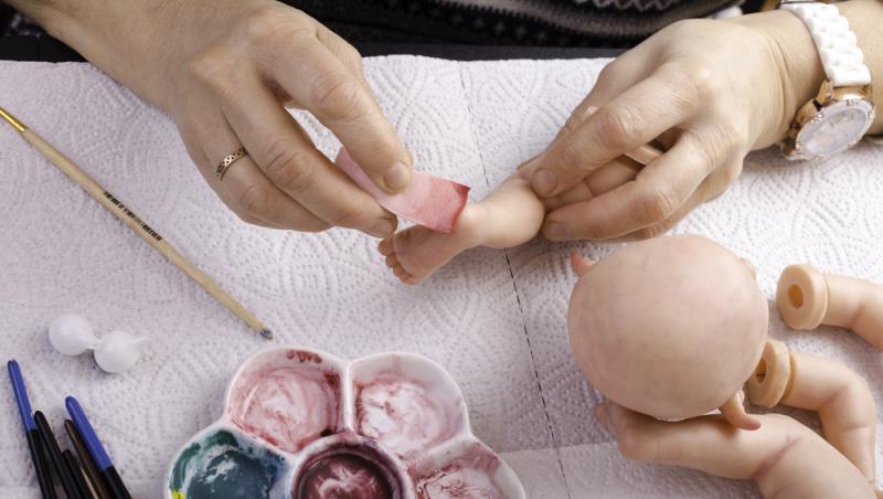 De la terapie la afacere. Păpușile „reborn” au creat controverse la nivel mondial. Ce spun oamenii despre acest fenomen