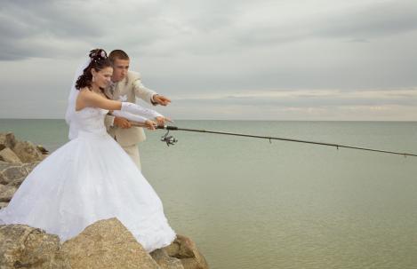 O mireasă a vrut să facă o ședință foto la pescuit, dar a rămas mască atunci când a aruncat undița în apă! Ce a putut să prindă