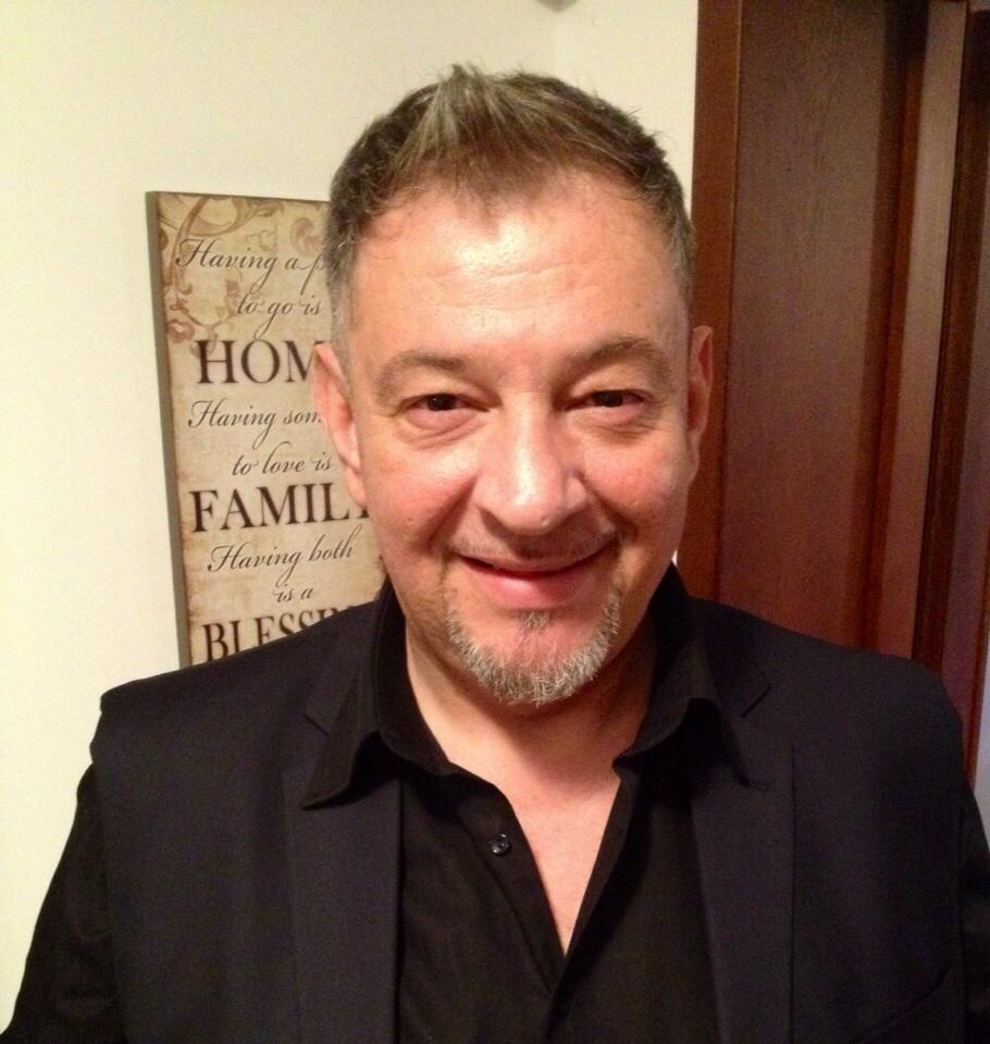 Bodo de la Proconsul îmbrăcat cu o cămașă neagră