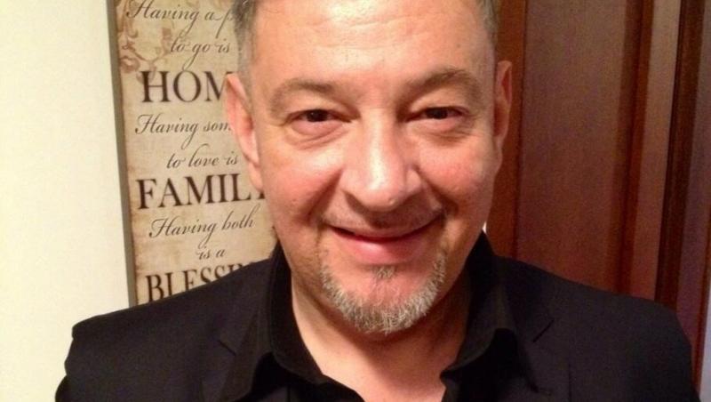 Bodo de la Proconsul îmbrăcat cu o cămașă neagră