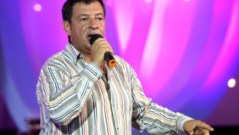 Bodo de la Proconsul îmbrăcat cu o cămașă, cântând la microfon