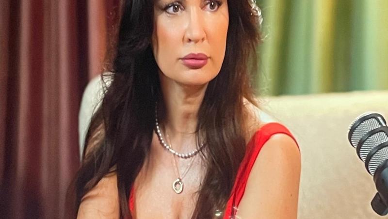 Nicoleta Luciu îmbrăcată într-o rochie roșie, în timpul unui podcast