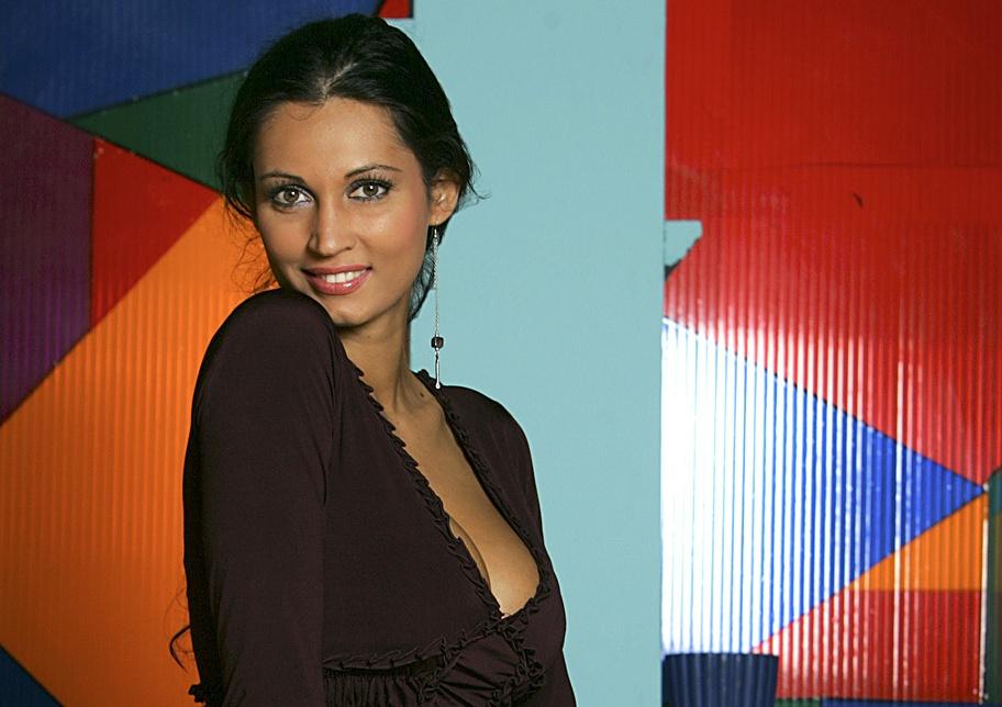 Nicoleta Luciu îmbrăcată într-o rochie neagră decoltată, cu mâneci lungi