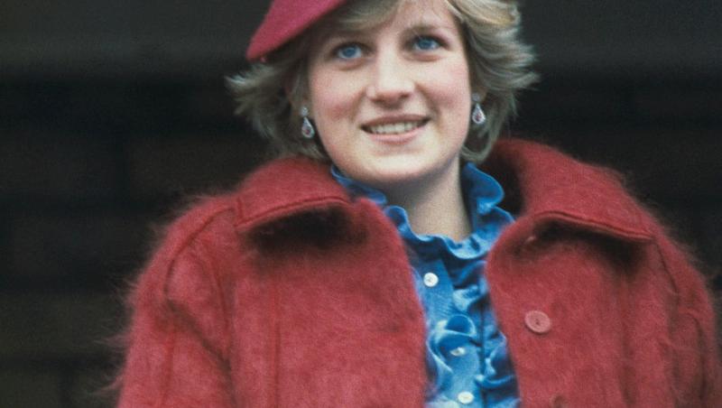 Prințesa Diana îmbrăcată cu un palton vișiniu, pufos