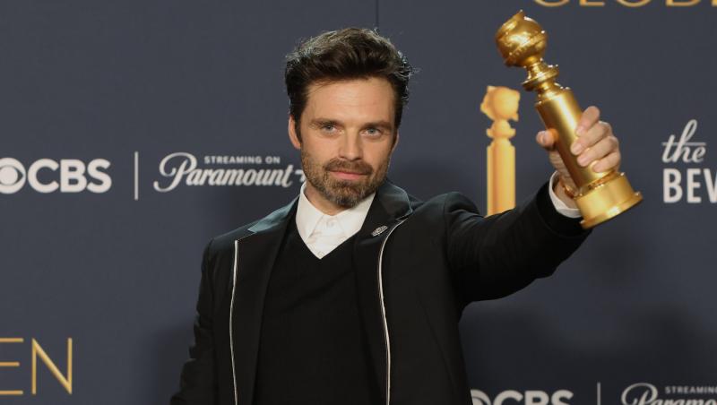 imagine cu sebastian stan la globurile de aur cu premiul in mana