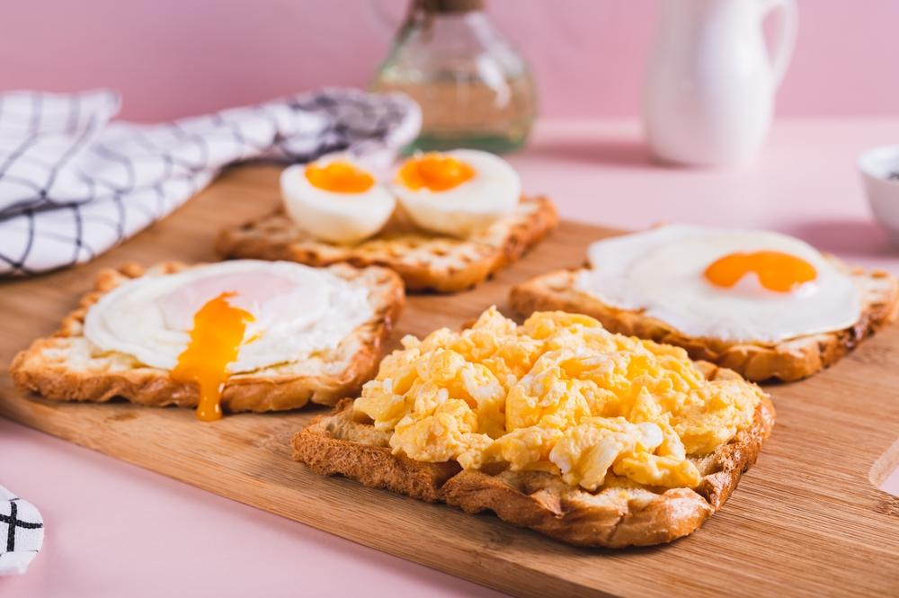 o masă cu mai multe preparate din ouă