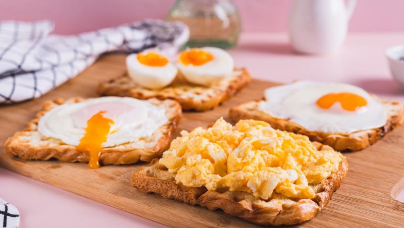 o masă cu mai multe preparate din ouă