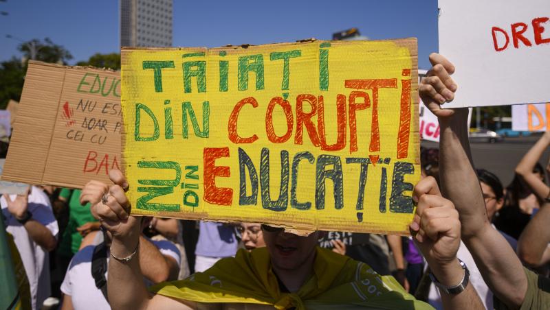 Studenții, în stradă după decizia Guvernului de a reduce fondul pentru burse. Ce le-a răspuns ministrul Educației, Daniel David