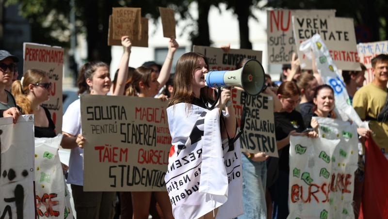 Studenții, în stradă după decizia Guvernului de a reduce fondul pentru burse. Ce le-a răspuns ministrul Educației, Daniel David