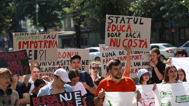 Studenții, în stradă după decizia Guvernului de a reduce fondul pentru burse. Ce le-a răspuns ministrul Educației, Daniel David