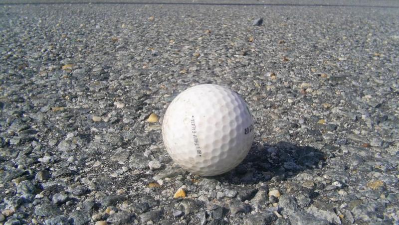 imagine cu minge de golf